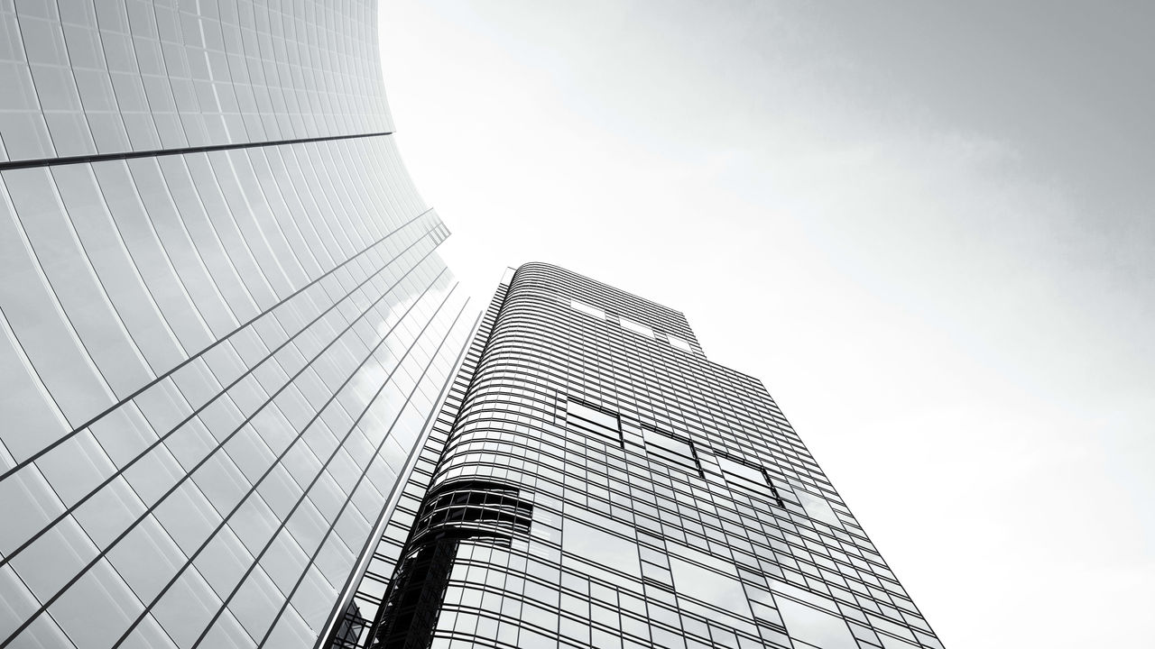 A black and white photo of a skyscraper.