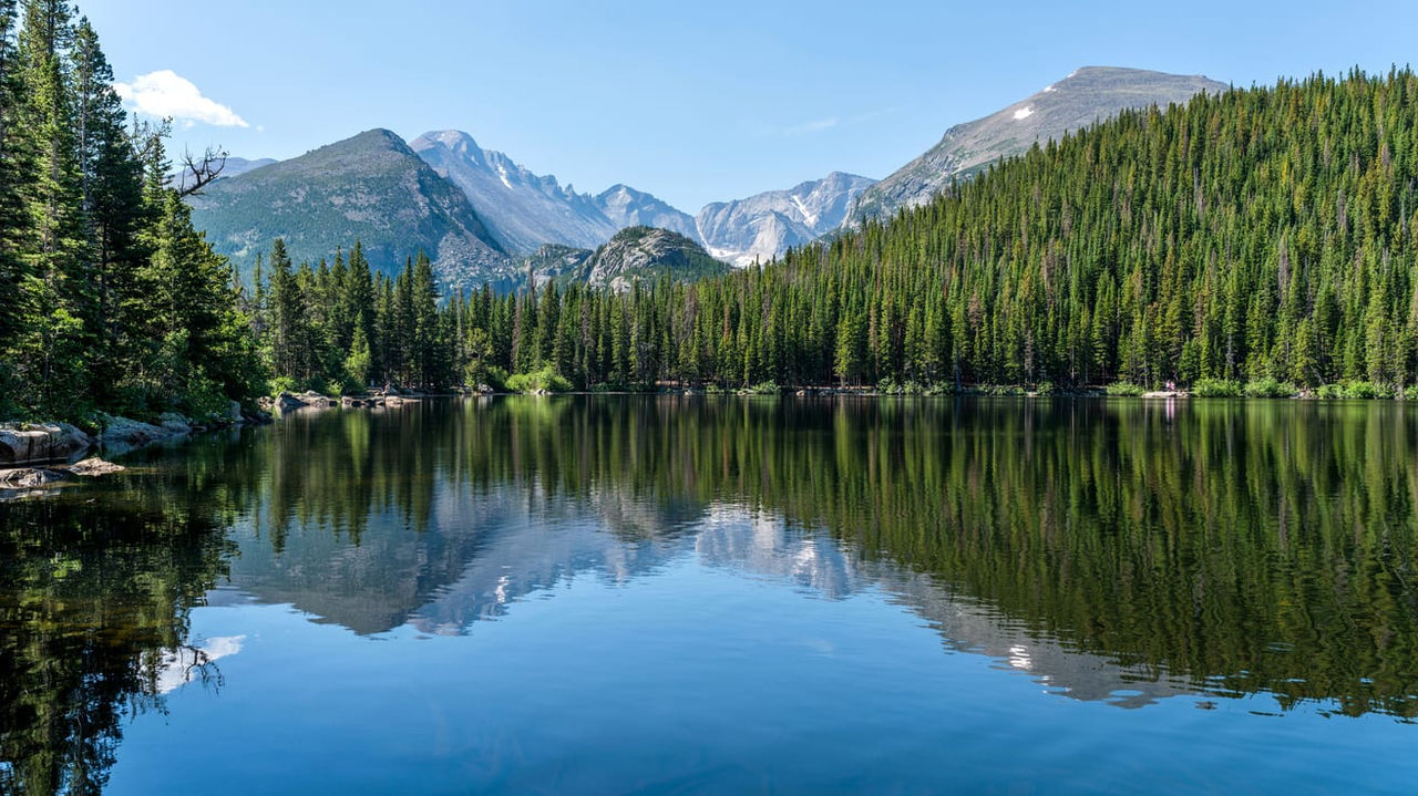 A lake surrounded by mountains and trees.