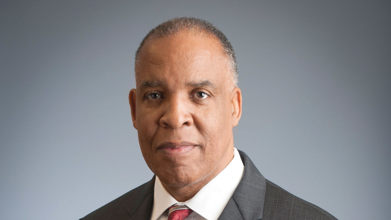 A man in a suit and tie posing for a photo.