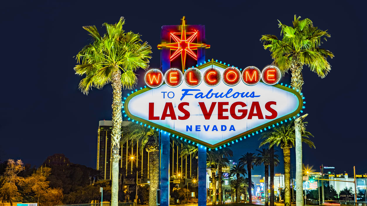 Welcome to las vegas sign at night.