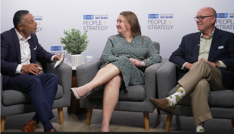 مقدم البودكاست مو فاثلباب (الجالس على اليسار) وضيوف البودكاست جين هادلي وجيم لينك (الجالس على اليمين) في محادثة.