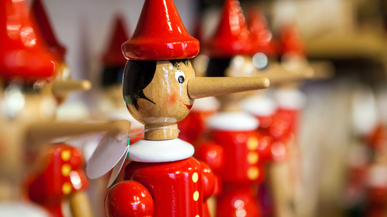 A row of santa claus figurines with red hats.