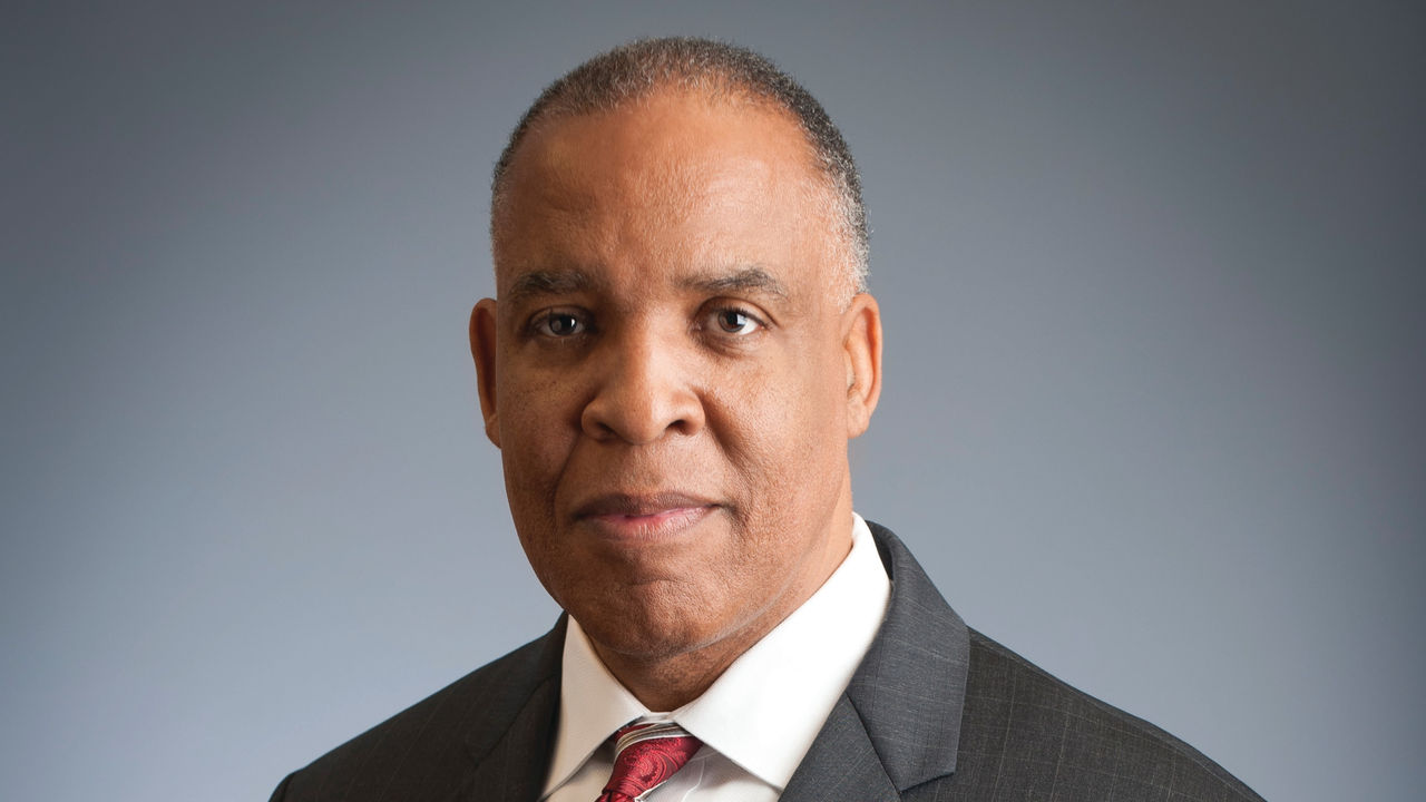 A man in a suit and tie posing for a photo.