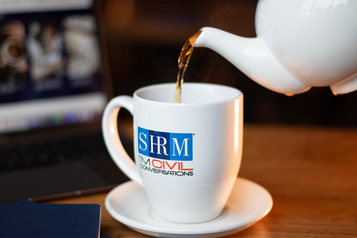 إبريق شاي يسكب الشاي في كوب يحمل شعار shrm civility