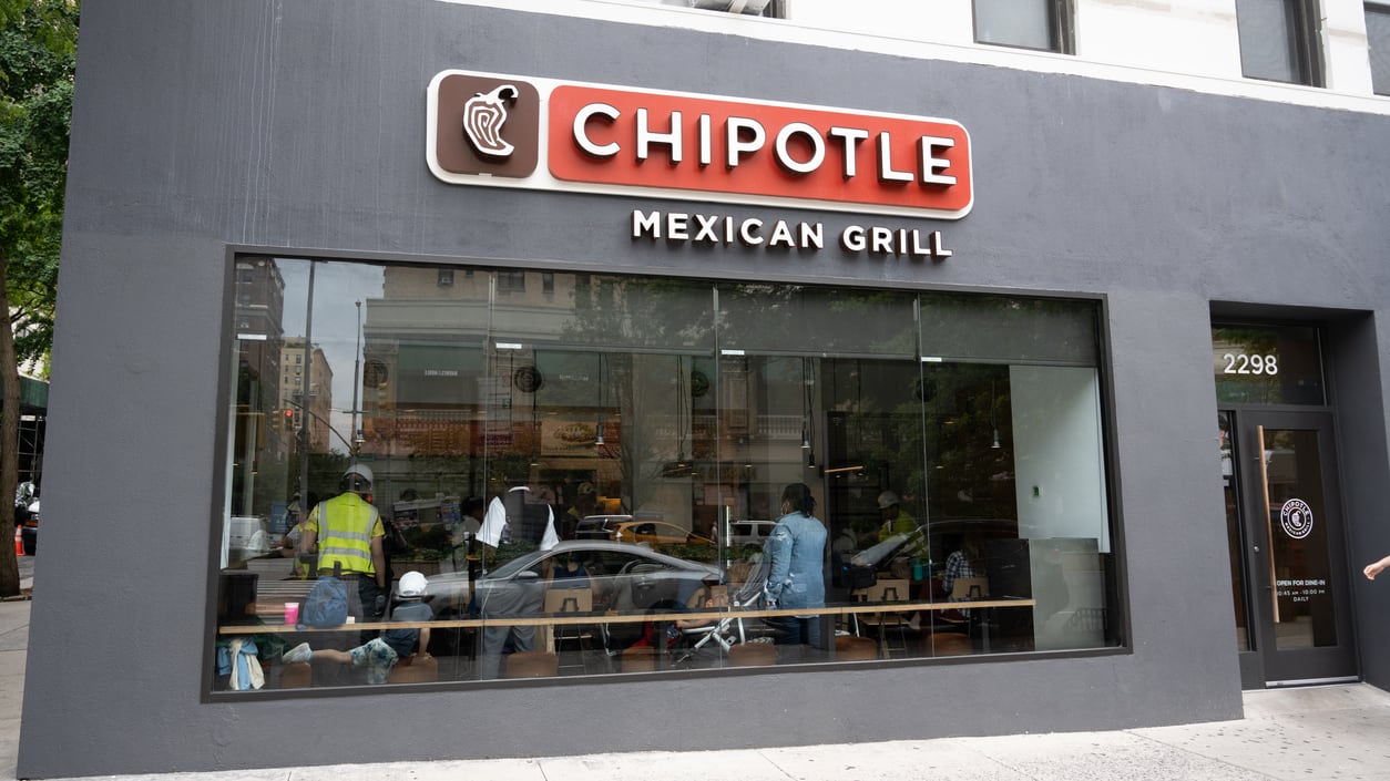 Chipotle Restaurant Votes to Unionize