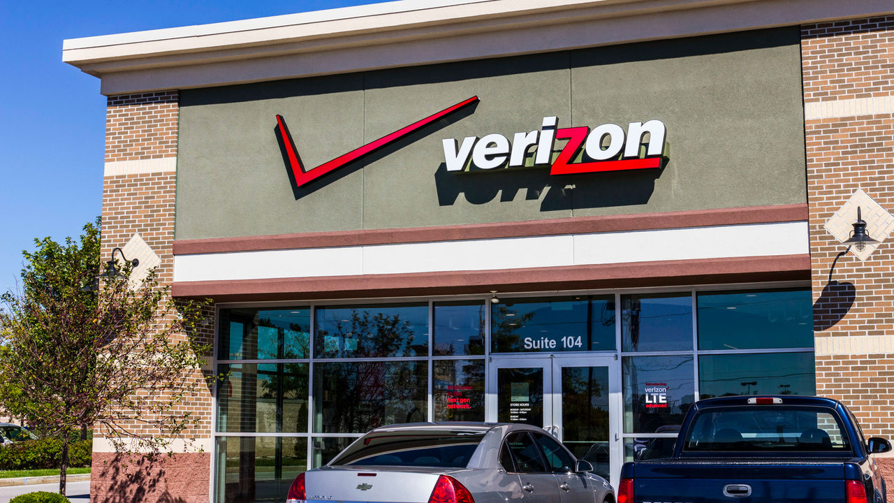 A verizon store with cars parked outside.