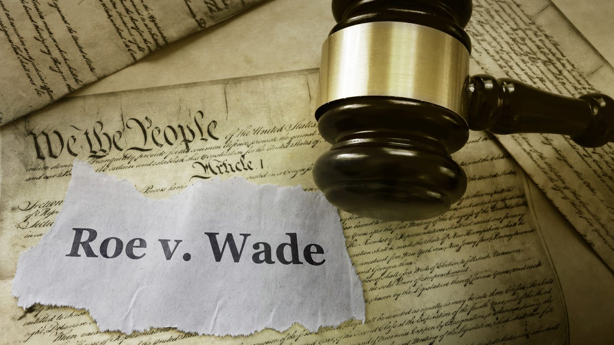 A gavel with the word roe v wade on it.