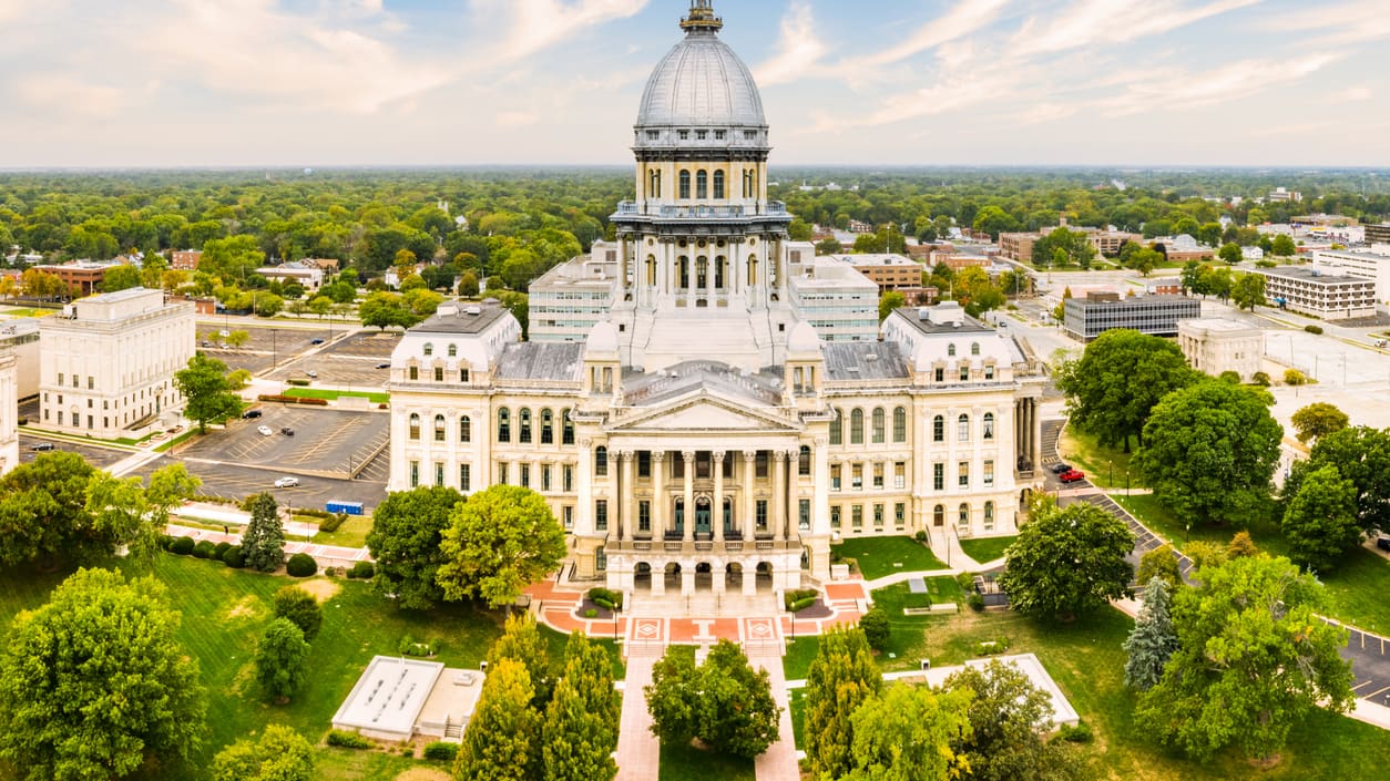 An aerial view of the capitol building in illinois.