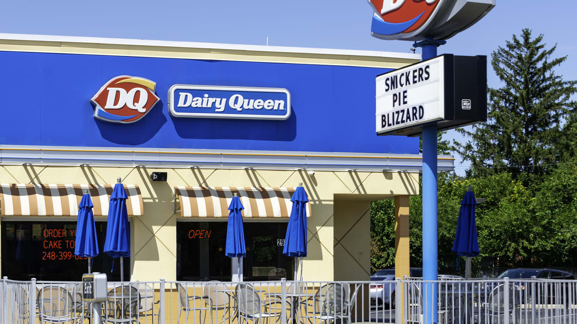 A dq restaurant with a blue and white sign.
