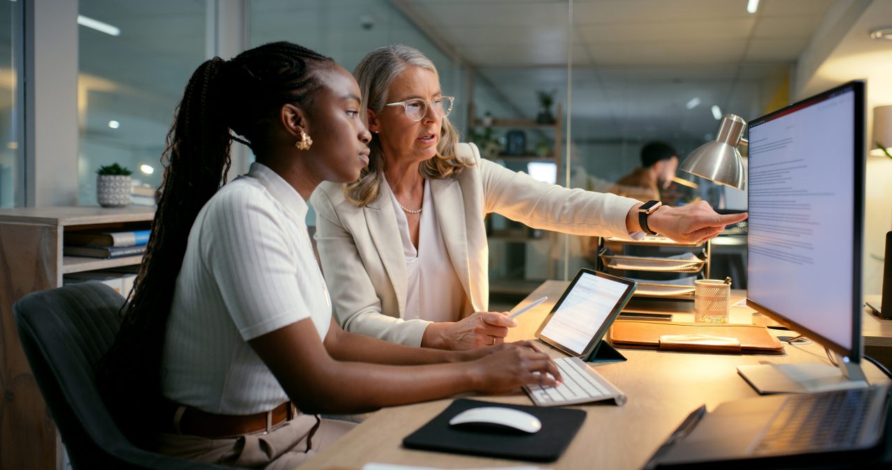 Intern sitting with supervisor