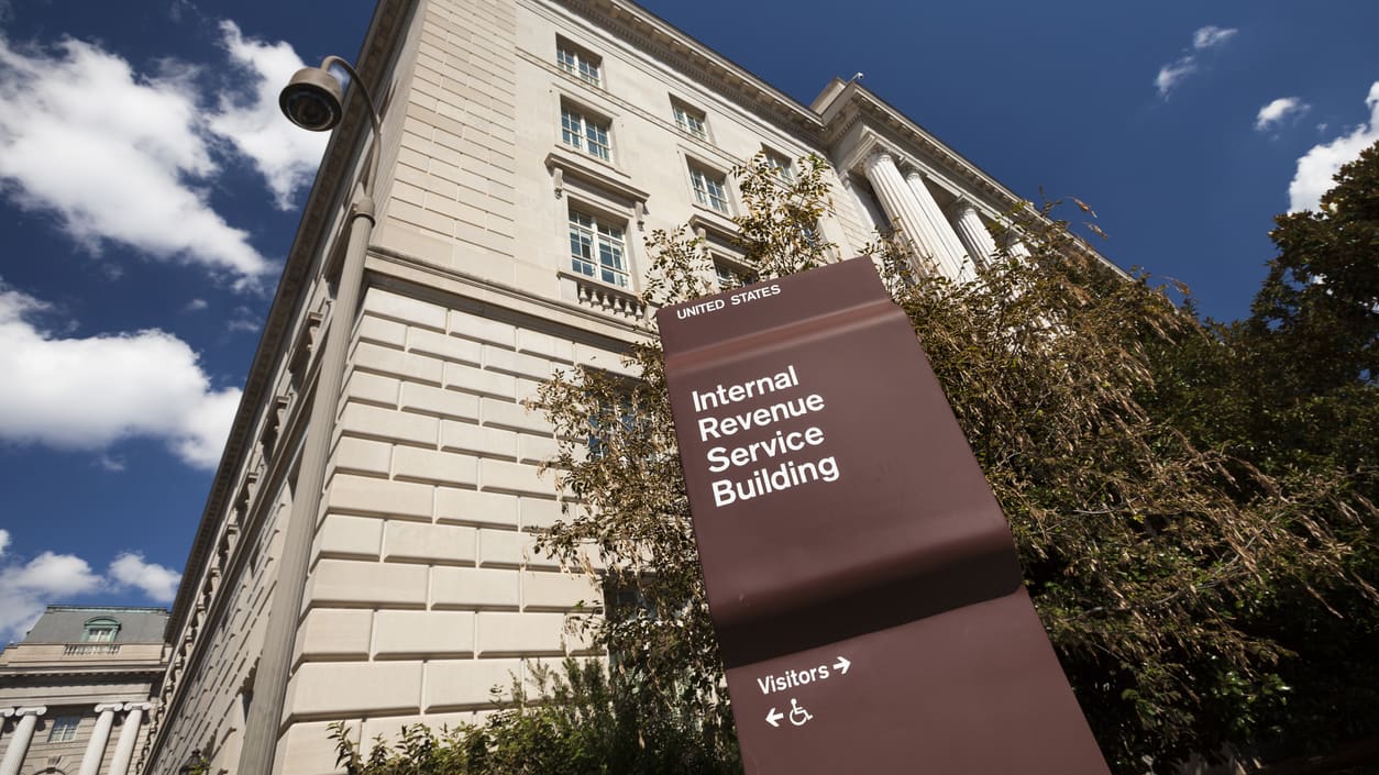 The united states treasury building is seen in the background.