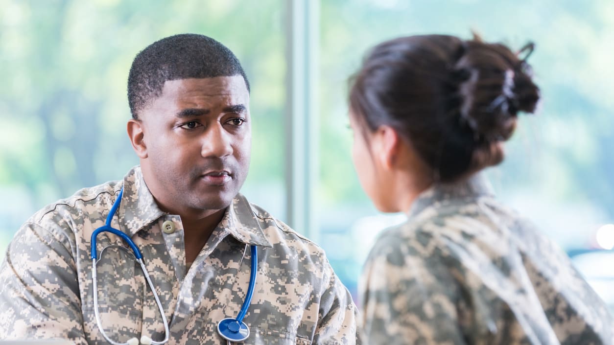 Two military doctors converse.