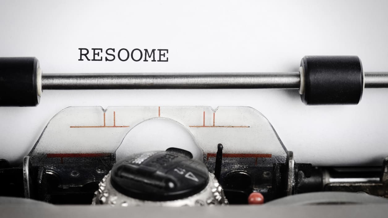 A typewriter with the word resoune written on it.