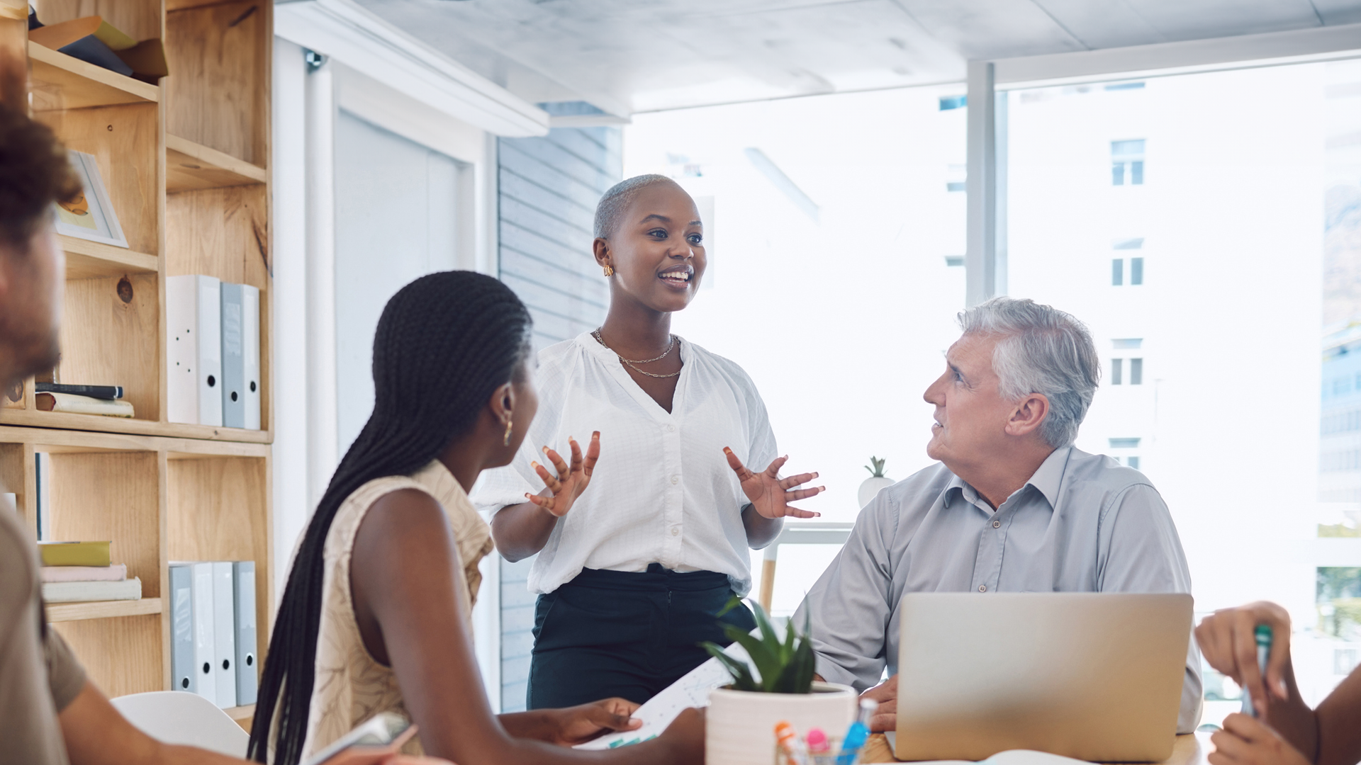 1434898967 Employee speaks to her team